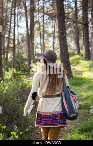 Junge Frau mit Hut im Wald Stockfoto