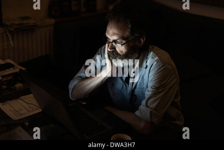 Reifer Mann spät arbeiten Stockfoto