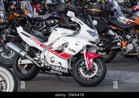 Yamaha Motorrad geparkt mit anderen Sportarten und klassische Motorräder, London England Vereinigtes Königreich Großbritannien Stockfoto