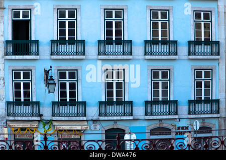 Portugiesische Architektur: eine blaue Fassade und schmiedeeisernen Balkonen - Viertel Baixa, Lissabon. Stockfoto
