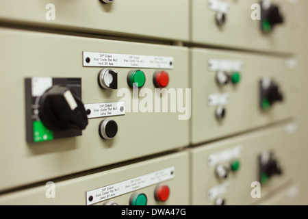 Anspruchsvolle elektrische Schaltanlagen ist ordentlich in Paneele in den Betriebsraum entwickelt. Stockfoto