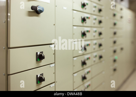 Anspruchsvolle elektrische Schaltanlagen ist ordentlich in Paneele in den Betriebsraum entwickelt. Stockfoto