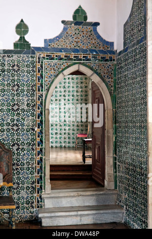 Historischer Azulejos Arabesken in Sala Das Pegas oder Elster Zimmer im Nationalpalast von Sintra, Lissabon, Portugal. Der UNESCO. Stockfoto