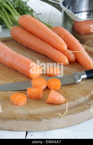 Zerschneiden frisch gepflückt Karotten Stockfoto