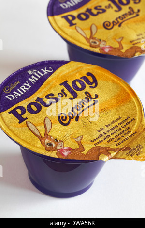 Cadbury Dairy Milk Töpfe von Joy Caramel festgelegt auf weißem Hintergrund Stockfoto