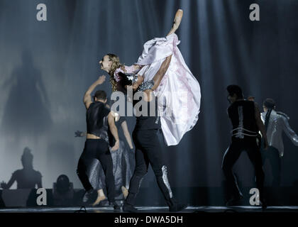 Berlin, Deutschland. 4. März 2014. Rasta Thomas' Romeo und Julia - vom 04.03 bis die 09.03.2014 soll das klassische Rock-Ballett "Romeo und Julia" von Rasta Thomas und Adrienne Canterna gesehen, bereits bekannt durch ihre Produktion "rock The Pressen", in der Admiral-Palast in Berlin. Reynaldo Paganelli/NurPhoto/ZUMAPRESS.com/Alamy © Live-Nachrichten Stockfoto