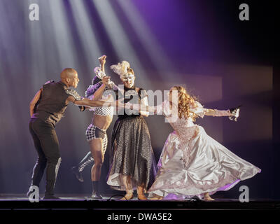 Berlin, Deutschland. 4. März 2014. Rasta Thomas' Romeo und Julia - vom 04.03 bis die 09.03.2014 soll das klassische Rock-Ballett "Romeo und Julia" von Rasta Thomas und Adrienne Canterna gesehen, bereits bekannt durch ihre Produktion "rock The Pressen", in der Admiral-Palast in Berlin. Reynaldo Paganelli/NurPhoto/ZUMAPRESS.com/Alamy © Live-Nachrichten Stockfoto