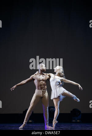 Berlin, Deutschland. 4. März 2014. Rasta Thomas' Romeo und Julia - vom 04.03 bis die 09.03.2014 soll das klassische Rock-Ballett "Romeo und Julia" von Rasta Thomas und Adrienne Canterna gesehen, bereits bekannt durch ihre Produktion "rock The Pressen", in der Admiral-Palast in Berlin. Reynaldo Paganelli/NurPhoto/ZUMAPRESS.com/Alamy © Live-Nachrichten Stockfoto