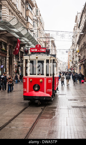 ISTANBUL - Februar 11: die alte Straßenbahn in Taksim am 11. Februar 2013 in Istanbul, Türkei Stockfoto