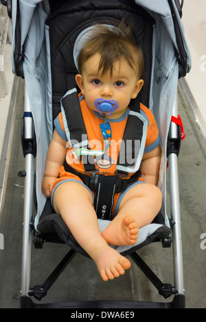 Kleinkind Jungen im Stuhl Stockfoto