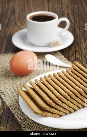 Frühstück mit Cookies, Ei und Kaffee Stockfoto