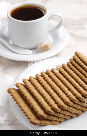 Cookies und Kaffee am Tisch Stockfoto