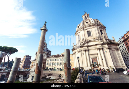 Trajans Spalte und Kirche von Santa Maria di Loreto, Rom, Italien. Stockfoto