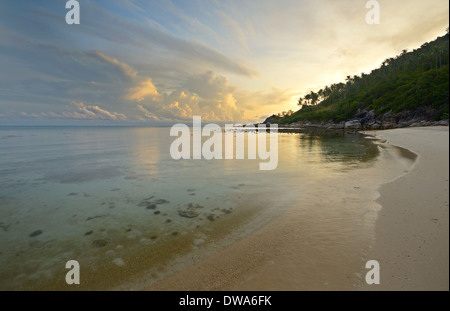 Golden Sunrise und Bewegungsunschärfe Seelandschaft bei Ao Haad Khuad (Bottle Beach), Koh Phangan, Süd-Thailand. Stockfoto