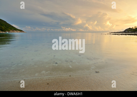 Golden Sunrise und Bewegungsunschärfe Seelandschaft bei Ao Haad Khuad (Bottle Beach), Koh Phangan, Süd-Thailand. Stockfoto
