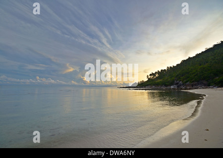 Golden Sunrise und Bewegungsunschärfe Seelandschaft bei Ao Haad Khuad (Bottle Beach), Koh Phangan, Süd-Thailand. Stockfoto