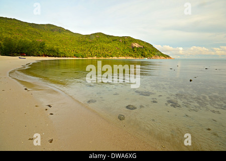 Goldenen Sonnenaufgang auf die wunderschöne Bucht von Haad Khuad (Bottle Beach), Koh Phangan, Süd-Thailand. Stockfoto