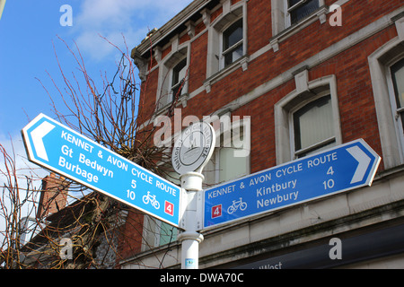 In der englischen Marktstadt von Hungerford, Sustrans Wegweiser für Kennet & Avon-Radweg. Stockfoto