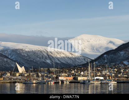 Tromsø, Norwegen mit "Kathedrale der Arktis" und die Berge in der Ferne Stockfoto