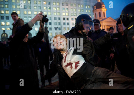 Moskau, Russland. 4. März 2014. Polizei sind ein Aktivist auf der Wirkung von Protest gegen den Krieg in der Ukraine an das Verteidigungsministerium in Moskau © Anna Sergeeva/ZUMAPRESS.com/Alamy Live-Nachrichten verhaften. Stockfoto