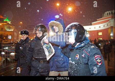 Moskau, Russland. 4. März 2014. Polizei sind ein Aktivist auf der Wirkung von Protest gegen den Krieg in der Ukraine an das Verteidigungsministerium in Moskau © Anna Sergeeva/ZUMAPRESS.com/Alamy Live-Nachrichten verhaften. Stockfoto