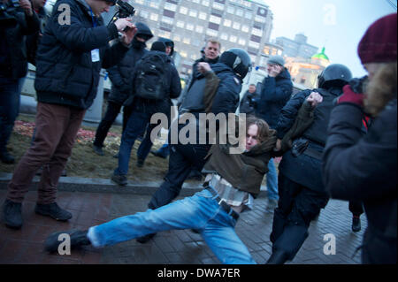 Moskau, Russland. 4. März 2014. Polizei sind ein Aktivist auf der Wirkung von Protest gegen den Krieg in der Ukraine an das Verteidigungsministerium in Moskau © Anna Sergeeva/ZUMAPRESS.com/Alamy Live-Nachrichten verhaften. Stockfoto