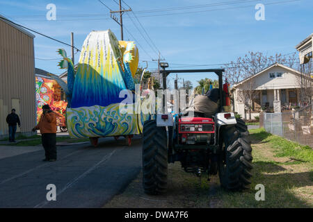 New Orleans, Louisiana, 3. März 2014. Zweite älteste Karneval Krewe, Proteus, bereitet sich auf kick-off für der Montag parade unter dem Motto "antike Elemente der Alchemie." Bildnachweis: JT Blatty/Alamy Live-Nachrichten Stockfoto