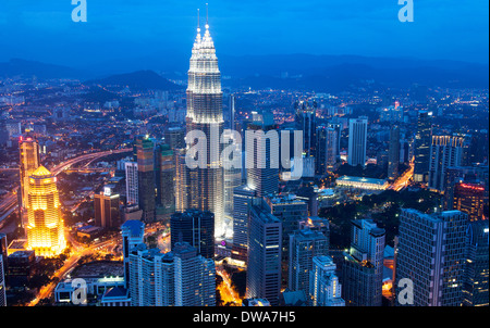Die Petronas Towers und die Skyline von Kuala Lumpur, Malaysia Stockfoto