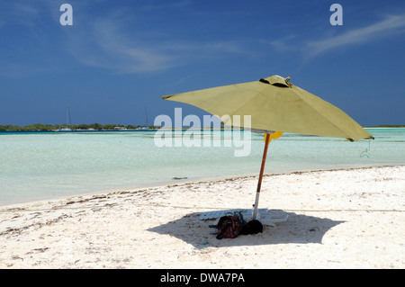 Sunshine Sonnenschirm am Strand Francisqui, Archipel Los Roques Archipel, Venezuela, Stockfoto