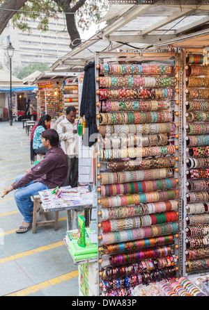 Bunten traditionellen Armreifen, die zum Verkauf in einem Geschäft in Neu-Delhi, Indien Stockfoto