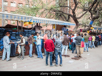 Überfüllten lokalen Markt in Neu-Delhi, Indien: am Straßenrand stand auf der Straße verkaufen blue Denimjeans hoch aufgetürmt Stockfoto