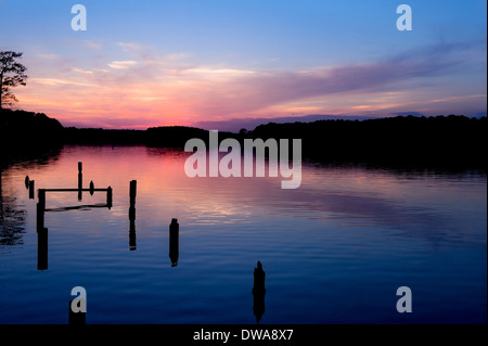 Sonnenuntergang im Whispering Pines Lake, North Carolina. Auch bekannt als Stockfoto