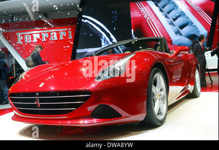 Genf, Schweiz. 4. März 2014. Ferrari California T ist während der ersten Pressetag der Genfer Automobilsalon in Genf, Schweiz, 4. März 2014 vorgestellt. Der 84. Genfer Motor Show 2014 findet vom 06. bis 16. März 2014. Foto: Uli Deck/Dpa/Alamy Live News Stockfoto