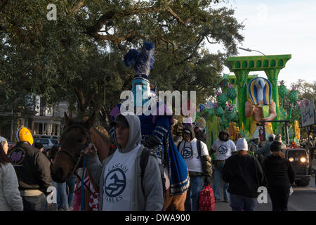 New Orleans, Louisiana, 3. März 2014. Zweite älteste Karneval Krewe, Proteus, startet ihre Montag parade unter dem Motto "antike Elemente der Alchemie." Bildnachweis: JT Blatty/Alamy Live-Nachrichten Stockfoto