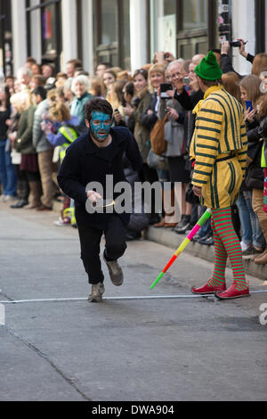 London, UK, 4. März 2014. Konkurrent Rennen entlang Dray Walk in the Great Spitalfields Pancake Race an die Old Truman Brewery in Brick Lane. Bildnachweis: Neil Cordell/Alamy Live-Nachrichten Stockfoto