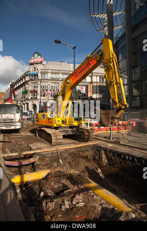 Manchester UK. 4. März 2014. Infrastruktur und öffentliche Arbeiten in Exchange Square. Arbeiten für die 2. Stadt Überfahrt hat begonnen, ein Projekt im Auftrag von Transport for Greater Manchester.  Die dreijährige £165m wird zweite Stadt überqueren Projekt mehr Straßenbahnen Manchester überqueren ermöglichen. Transport-Bosse hoffen es wird Staus einzudämmen, Zuverlässigkeit zu steigern und für wachsende Passagierzahlen gerecht zu werden." Bildnachweis: Mar Photographics/Alamy Live-Nachrichten Stockfoto