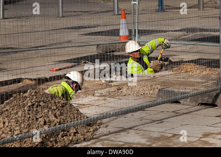 Manchester UK. 4. März 2014. Infrastruktur und öffentliche Arbeiten in Exchange Square. Arbeiten für die 2. Stadt Überfahrt hat begonnen, ein Projekt im Auftrag von Transport for Greater Manchester.  Die dreijährige £165m wird zweite Stadt überqueren Projekt mehr Straßenbahnen Manchester überqueren ermöglichen. Transport-Bosse hoffen es wird Staus einzudämmen, Zuverlässigkeit zu steigern und für wachsende Passagierzahlen gerecht zu werden." Bildnachweis: Mar Photographics/Alamy Live-Nachrichten Stockfoto