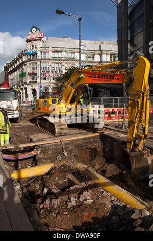 Manchester UK. 4. März 2014. Major Infrastructre und Öffentlichkeit funktioniert Exchange Square. Arbeiten für die 2. Stadt Überfahrt hat begonnen, ein Projekt im Auftrag von Transport for Greater Manchester. Metrolink ist eine leichte Bahn/Straßenbahn in Greater Manchester, England. Das Netzwerk besteht aus sechs Linien, die Strahlen vom Stadtzentrum von Manchester und münden in Altrincham, Ashton-under-Lyne, Bury, Didsbury, Eccles und Rochdale. Das System ist im Besitz von Transport for Greater Manchester (TfGM) und betrieben und verwaltet im Auftrag von RATP Group Credit: Mar Photographics/Alamy Live News Stockfoto