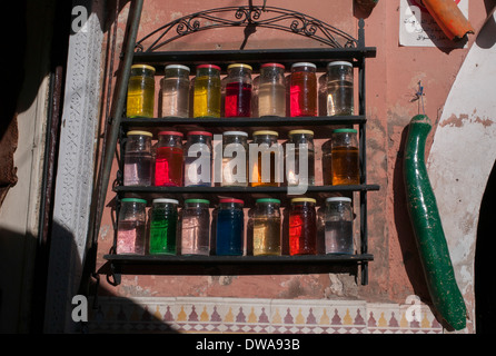 Glasgläser gefüllt mit bunten Flüssigkeit, Marrakesch, Marokko Stockfoto
