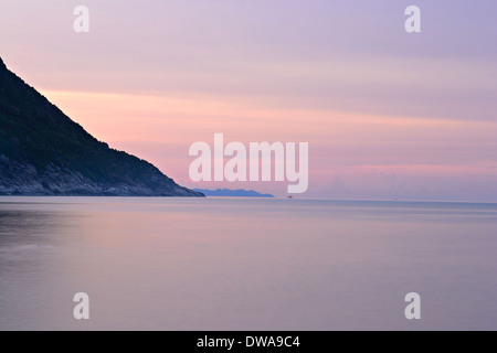 Vibrant farbigen Sonnenuntergang und verschwommene Bewegung Seelandschaft bei Ao Haad Khaud, Koh Phangan, Süd-Thailand. Stockfoto