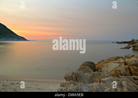 Vibrant farbigen Sonnenuntergang und verschwommene Bewegung Seelandschaft bei Ao Haad Khaud, Koh Phangan, Süd-Thailand. Stockfoto