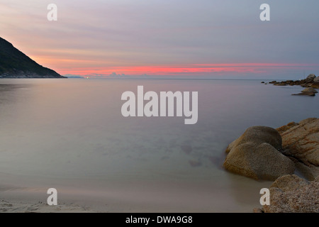 Vibrant farbigen Sonnenuntergang und verschwommene Bewegung Seelandschaft bei Ao Haad Khaud, Koh Phangan, Süd-Thailand. Stockfoto