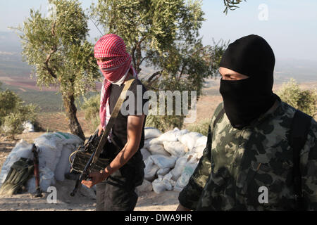 Aleppo, Syrien. 17. Oktober 2013. Zwei ausländische Kämpfer von An-Nusra vorne, eine französische (auf der linken Seite) und die andere ägyptische. Jabhat al-Nusra Front Supportmitarbeiter von Levant. Die Gruppe kündigte seiner Gründung Januar 2012 im syrischen Bürgerkrieg. Seit damals ist der aggressivste und effektivste Rebel Force in Syrien. Die Gruppe wurde von den Vereinten Nationen als Terroristorganisation ausgewiesen. April 2013 veröffentlicht der Anführer der ISIS eine Audio-Erklärung angekündigt, dass Jabhat al-Nusra seiner Niederlassung in Syrien ist. © Medyan Dairieh/ZUMA Wire/ZUMAPRESS.com/Alamy Live-Nachrichten Stockfoto