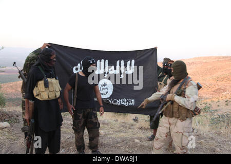 17. Oktober 2013 - Aleppo, Syrien - ISIS-Kämpfer der Al-Qaida Flagge mit "Islamischen Staat des Irak und der Levante" darauf geschrieben. an der Front. Islamischer Staat im Irak und der Levante aka ISIS. Die Gruppe eine Nusra Front angekündigt seiner Gründung Januar 2012 im syrischen Bürgerkrieg. Seit damals ist der aggressivste und effektivste Rebel Force in Syrien. Die Gruppe wurde von den Vereinten Nationen als Terroristorganisation ausgewiesen. April 2013 veröffentlicht der Anführer der ISIS eine Audio-Erklärung angekündigt, dass Jabhat al-Nusra seiner Niederlassung in Syrien ist. (Kredit-Bild: © Medyan Dairieh Stockfoto