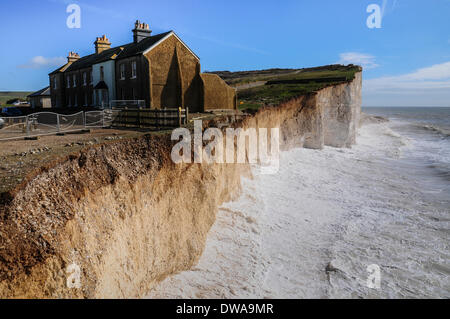 Birling Gap, East Sussex, UK... 4. März 2014. Flut an einem stürmischen Tag als Wellen weiter zu die Klippen zu erodieren.   Die Ende-Hütte ist jetzt an der Ecke unterboten. Letzten Stürme, Hochwasser südlicher Stürme und Rekord Niederschläge hat fünf Jahre Erosion in wie vielen Monaten gesehen. David Burr / Alamy Live News Stockfoto