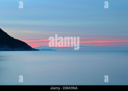 Vibrant farbigen Sonnenuntergang und verschwommene Bewegung Seelandschaft bei Ao Haad Khaud, Koh Phangan, Süd-Thailand. Stockfoto
