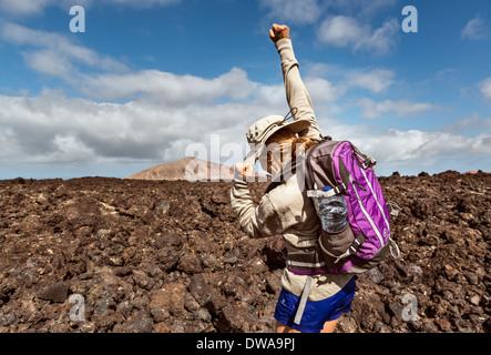 Glückliche Frau im Freien. Nationalpark Timanfaya, Lanzarote, Kanarische Inseln, Spanien. Stockfoto