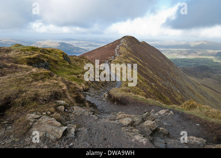 Seenplatte Fjälls Gratwanderung in der Nähe von Skiddaw. Ullock Hecht mit einem einzigen Walker auf dem Gipfel von Longside Kante. Stockfoto