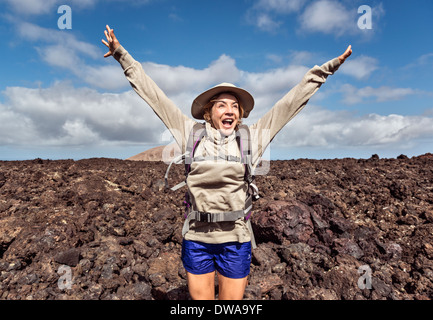 Glückliche Frau erkunden Nationalpark Timanfaya, Lanzarote, Kanarische Inseln, Spanien. Stockfoto