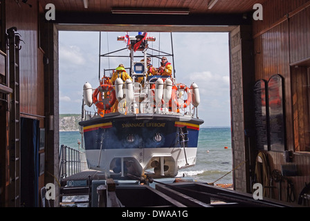 Swanage RNLI Rettungsbootstation in Dorset, mit Rettungsbooten auf See und auf See, die Rettungsboote im Ärmelkanal betreiben. Stockfoto
